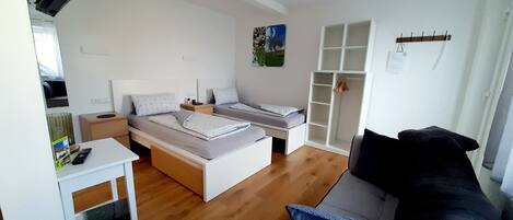 1 habitación, tabla de planchar con plancha, wifi gratis y ropa de cama