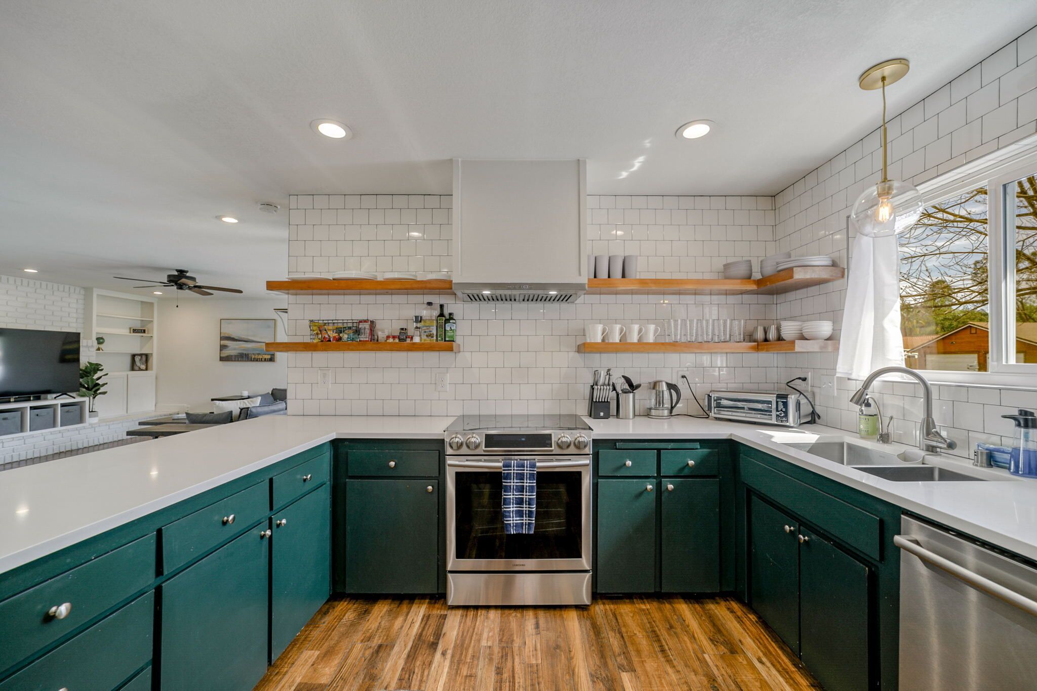 *NEW* 🌄Riverside Retreat🌅 with Pool & Hot Tub