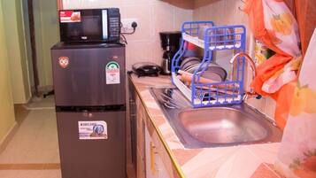 City Apartment | Private kitchen | Fridge, microwave, cookware/dishes/utensils, dining tables
