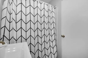 Combinazione doccia/vasca, asciugamani, sapone, carta igienica