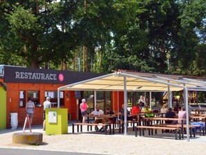 Ein Restaurant mit Außenbereich und überdachtem Platz.