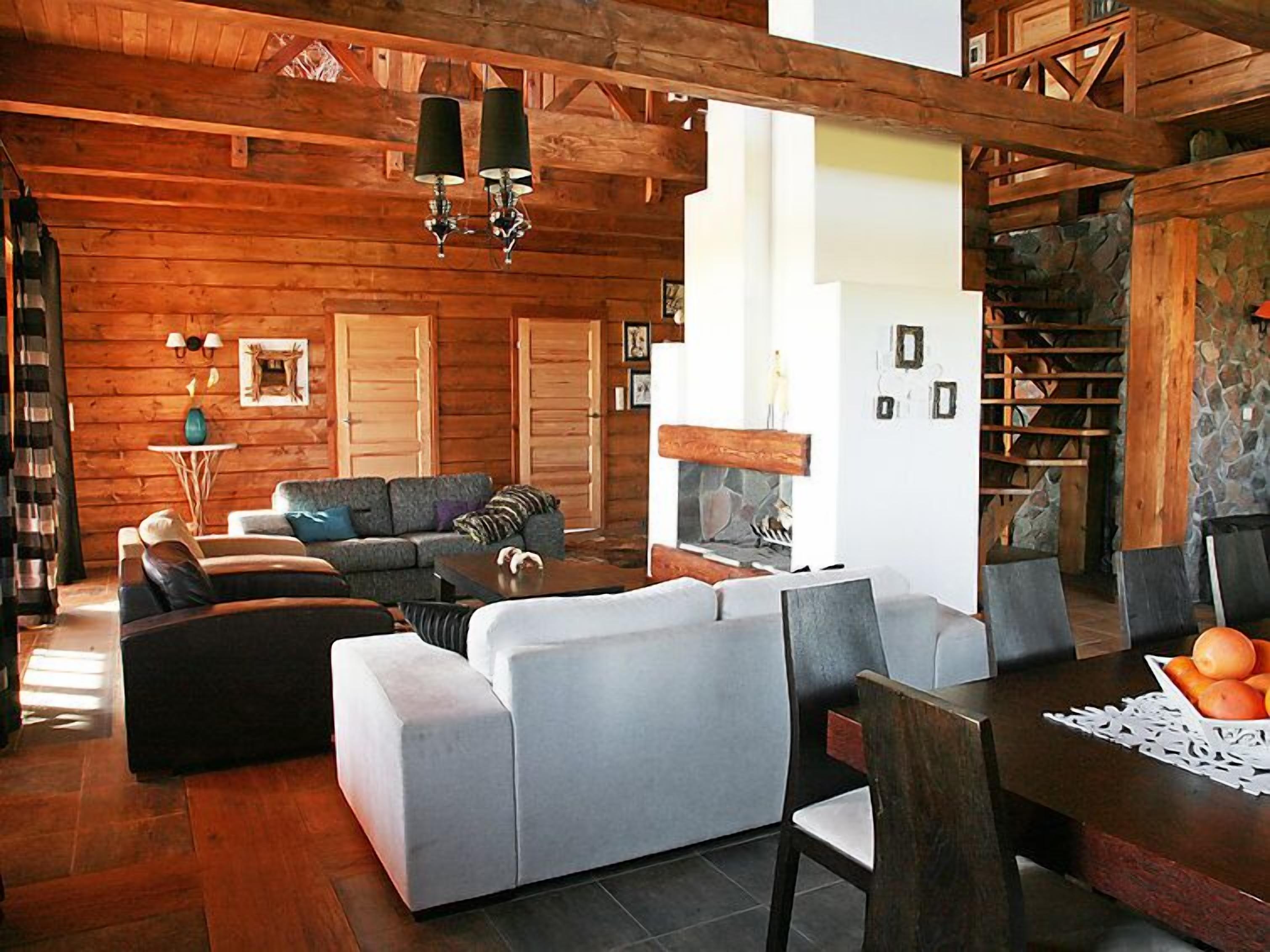 テレビ、暖炉、DVD プレーヤー