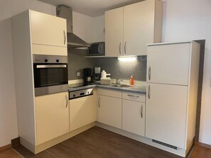 Kühlschrank, Mikrowelle, Ofen, Geschirrspüler
