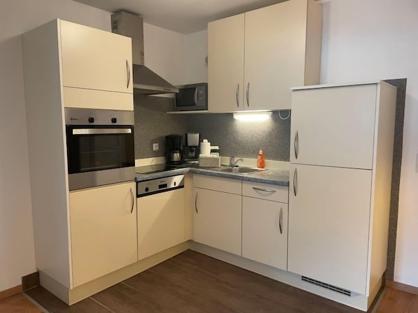 Kühlschrank, Mikrowelle, Ofen, Geschirrspüler
