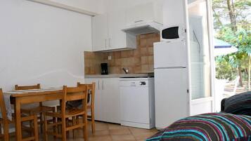 ثلاجة، ميكروويف، غسالة أطباق، مستلزمات طهي/أطباق/أوعية