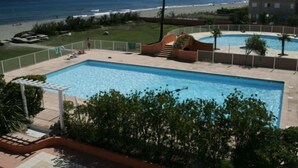 Une piscine avec vue sur la plage et l’océan.