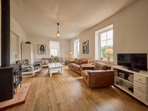 TV, fireplace - Hillside Lodge & Garden by Interhome (Svoboda na Upou)