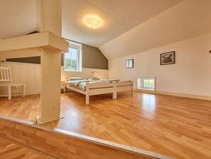 7 bedrooms, desk, free Internet