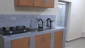 Una cucina con piano cottura a gas, lavello e mobili in legno.