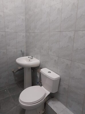 Combined shower/bathtub, towels, soap, toilet paper - Cozy Studio with all amenities in kileleshwa. (Nairobi)