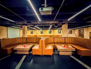 Bar (trong khuôn viên)