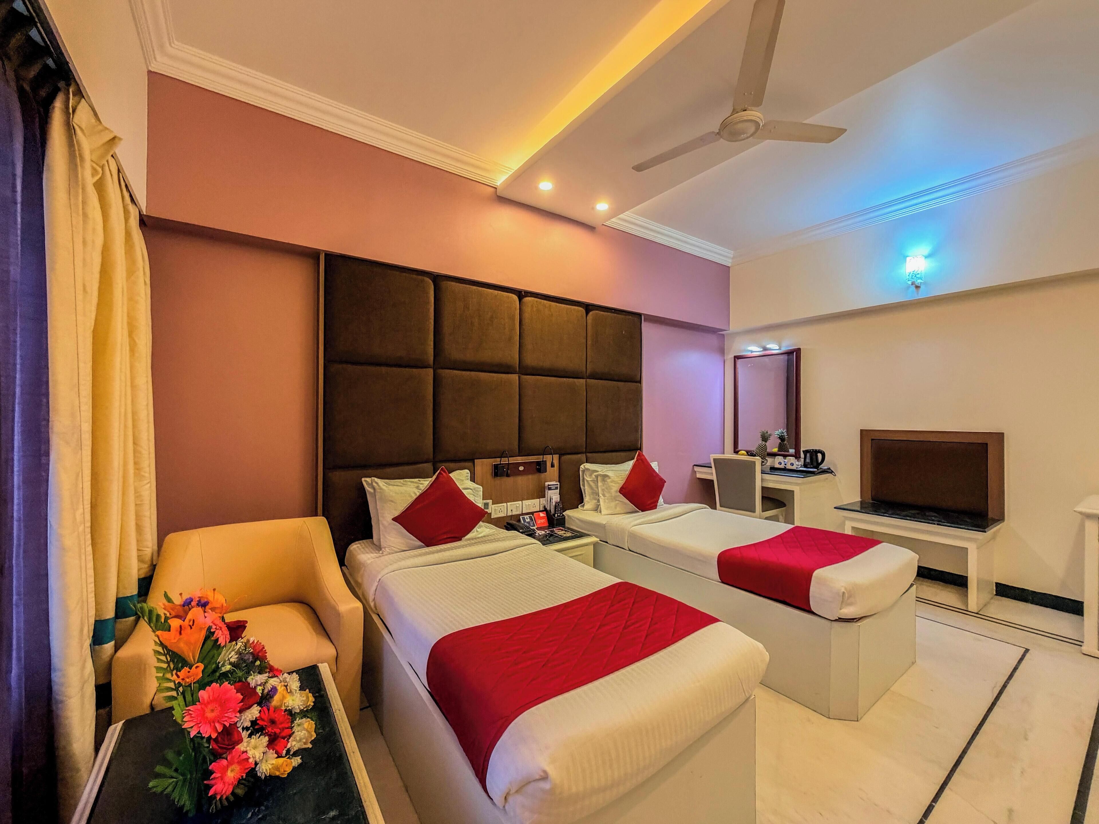 Deluxe Twin Room | Peralatan tempat tidur premium, peti besi dalam bilik 