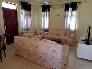 Appartamento familiare | Area soggiorno | Smart TV 14 pollici con canali digitali, TV