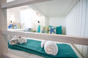 2 bedrooms, desk, iron/ironing board, free WiFi - Home Bar, Lounge, and Arcade! Close to the beach and Marina (Galveston)