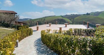 Hermosa casa de vacaciones en Montedinove con piscina compartida