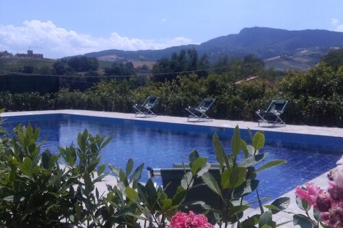 Schönes Ferienhaus in Montedinove mit Gemeinschaftspool