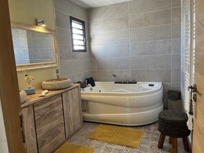 Douche, sĂšche-cheveux, serviettes fournies, savon