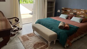 3 soverom, skrivebord, strykejern/-brett og reiseseng for barn
