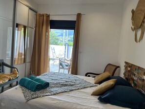 3 bedrooms, desk, iron/ironing board, travel crib