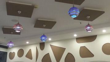 Un techo con iluminación empotrada y lámparas decorativas colgantes.