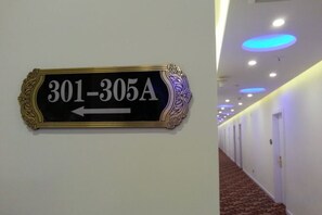 A hallway with a directional sign indicating room numbers 301-305A, pointing left. - Guangzhou Huiyin Fashion Hotel (Pazhou Convention and Exhibition Xingang East Subway Station) (Guangzhou)