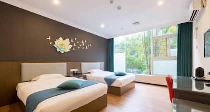 Guangzhou Huiyin Fashion Hotel (Pazhou Convention and Exhibition Xingang East Subway Station)