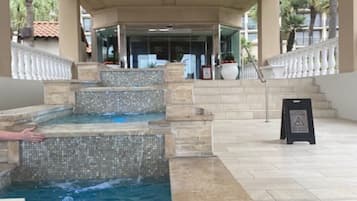 Utendørsbasseng og et oppvarmet basseng