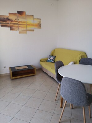 Apartment (One Bedroom apartment with sea view) | Living room | TV - Apartment Marta (Rab)