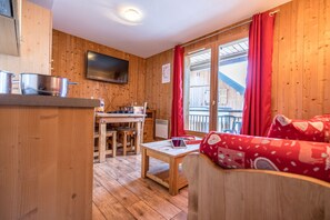 50-cm flat-screen TV with cable channels, TV - Résidence les Chalets du Berger Premium (Les Deserts)