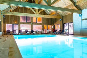 Piscine couverte, chaises longues
