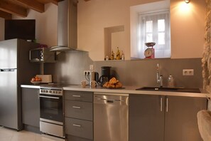 Frigorífic, microones, placa de cuina i rentaplats