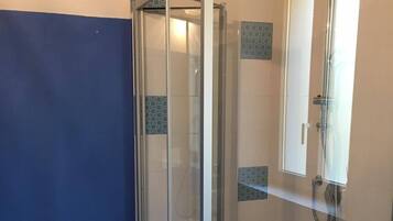 Douche, sĂšche-cheveux, bidet, serviettes fournies