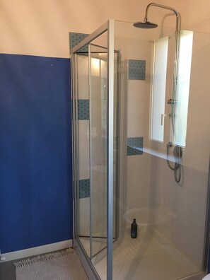 Dusche, Haartrockner, Bidet, Handtücher