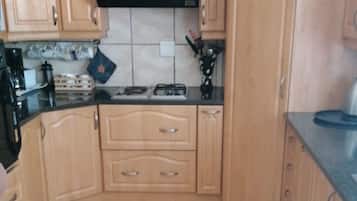 Geladeira, micro-ondas, fogão, cooktop