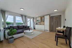 Suite Deluxe, 2 chambres, terrasse, vue sur la piscine | Cuisine privée | Réfrigérateur grande capacité avec congélateur, four à micro-ondes