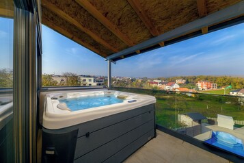Exclusive Studio Suite, 1 King Bed, Hot Tub, Pool View | Private spa tub