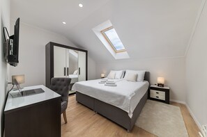 Suite Deluxe, 2 chambres, terrasse, vue sur la piscine | Draps en coton égyptien, literie de qualité, couette en duvet