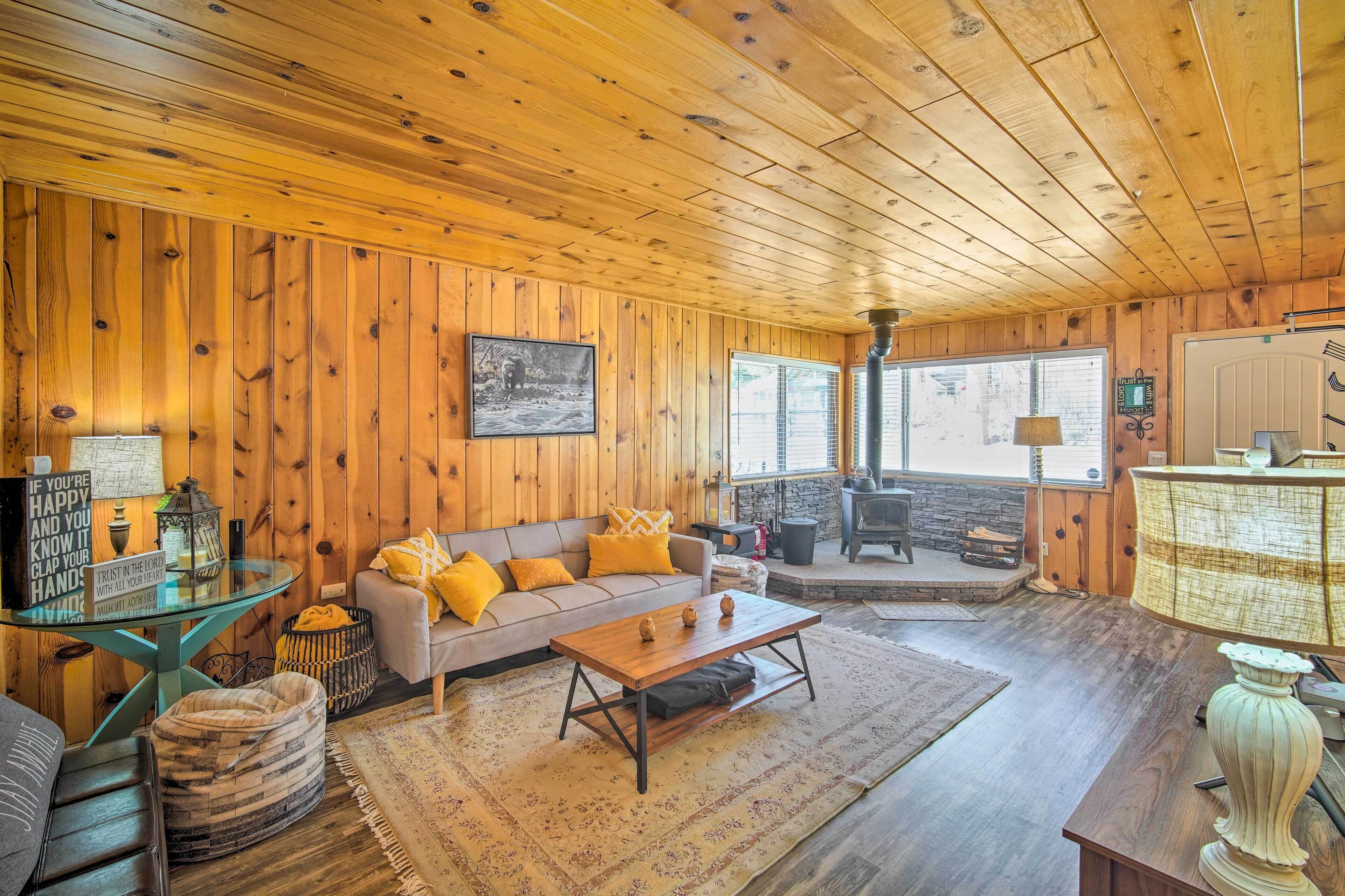 Charming Chalet: Deck, 5 Mi to Big Bear Lake!