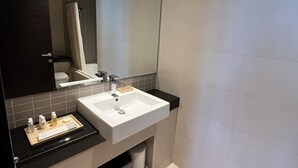 Kombinert dusj/badekar, hårføner, håndklær og såpe