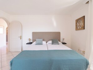 2 chambres, fer et planche à repasser, Wi-Fi gratuit, draps fournis