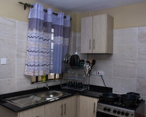 Business Apartment | Private kitchen | Fridge, microwave, cookware/dishes/utensils
