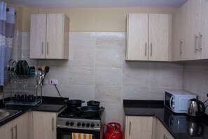 Departamento empresarial | Cocina privada | Refrigerador, microondas y utensilios de cocina 