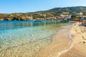 Playa en los alrededores y camastros