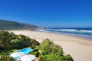 室外游泳池，池畔遮阳伞，日光浴躺椅