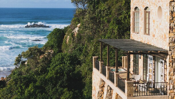 A stone building with a balcony overlooking the ocean. - Buccara Noetzie - Pezula Castle (Knysna)