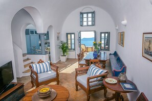 4-Bedroom Villa with Caldera View | Área de estar | TV, livros, aparelho de som