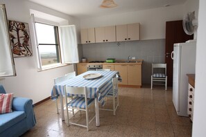 Kühlschrank, Ofen, Kochgeschirr/Geschirr/Besteck, Esstisch