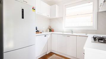 Fridge, microwave, stovetop, dishwasher