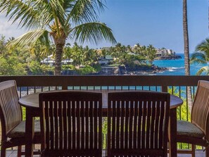Outdoor dining - Luxe Family Fit! Great Ocean View, Gourmet Kitchen, Laundry, Lanai, WiFi, TV Kanaloa 3704 (Kailua-Kona)