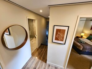 2 habitaciones, tabla de planchar con plancha, wifi y ropa de cama 